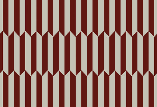 Papel tapiz con patrón geométrico en zigzag de franjas verticales en rojo borgoña y crema retro.