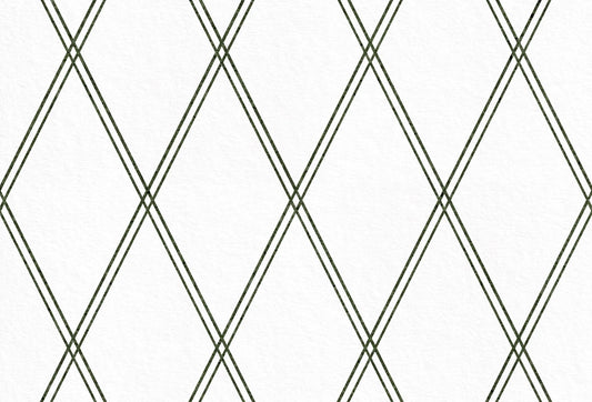 Papel tapiz con patrón geométrico de rombos en líneas dobles verde oliva sobre fondo blanco texturado.