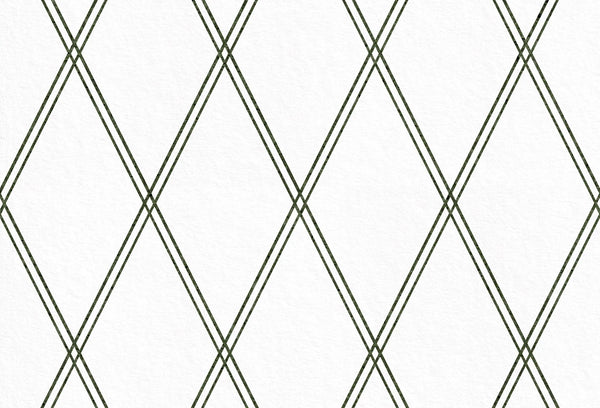 Papel tapiz con patrón geométrico de rombos en líneas dobles verde oliva sobre fondo blanco texturado.