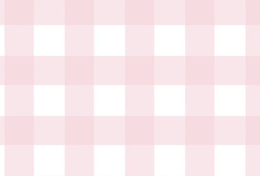 Papel tapiz con patrón de cuadros estilo vichy en tonos rosa pastel y blanco sobre pared.