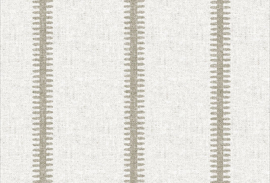 Papel tapiz con textura de rafia clara y líneas verticales geométricas en tono lino y beige neutro.
