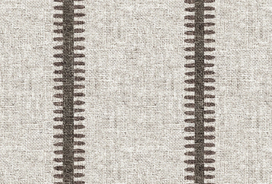 Papel tapiz con textura de rafia beige y franjas verticales bordadas en tono marrón oscuro de estilo rústico.