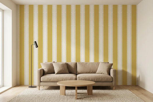 Papel tapiz Rayas Mostaza instalado en una sala de estar minimalista