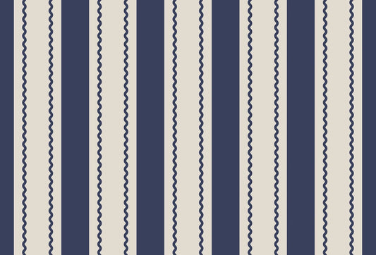 Papel tapiz con patrón de rayas verticales gruesas en azul marino y beige con líneas onduladas