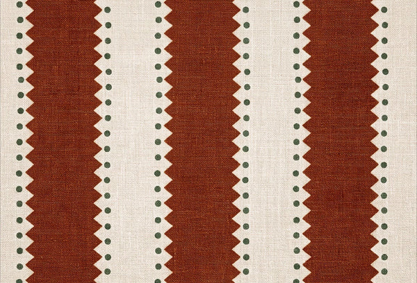 Papel tapiz con patrón de franjas verticales en rojo terracota con bordes dentados y puntos verdes sobre fondo lino.