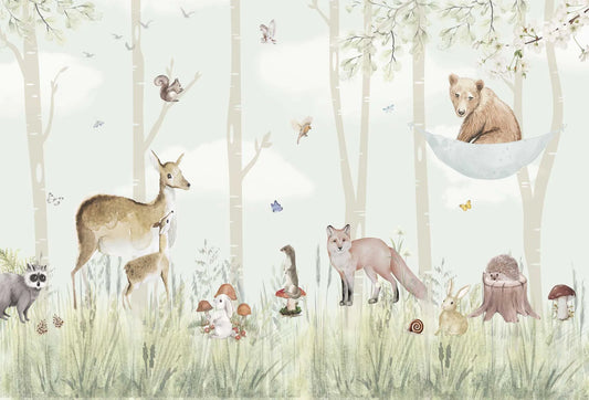 Papel tapiz mural infantil con animales del bosque en acuarela, ciervos, zorro y oso en tonos verde salvia y beige.