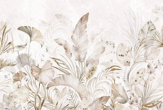 Papel tapiz mural con hojas secas tropicales, ginkgo y palmas en tonos neutros beige y crema.