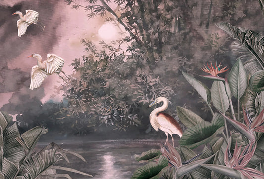 Papel tapiz mural con garzas blancas, laguna y follaje tropical en tonos rosa empolvado y verde oliva.