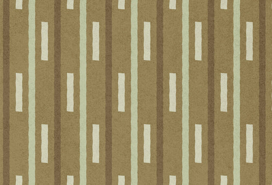 Papel tapiz con patrón de franjas verticales y bloques crema sobre fondo mostaza y verde oliva con textura.