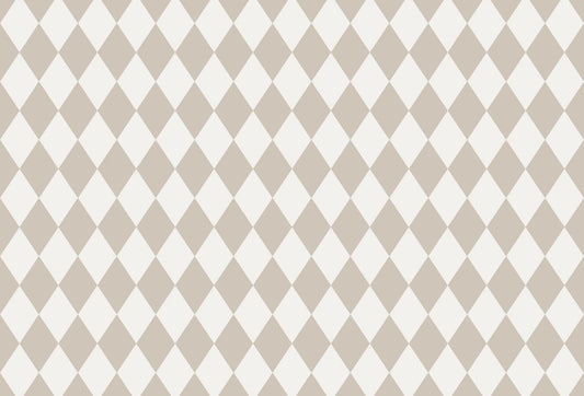 Papel tapiz con patrón geométrico de rombos arlequín en tonos beige suave y crema para pared.