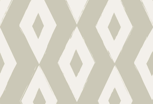Papel tapiz con patrón geométrico de grandes rombos estilo pincelada en tonos beige arena y blanco para pared.