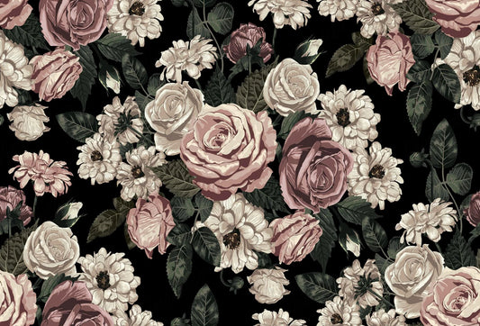 Papel tapiz con patrón botánico de rosas rosadas y flores crema sobre fondo negro elegante