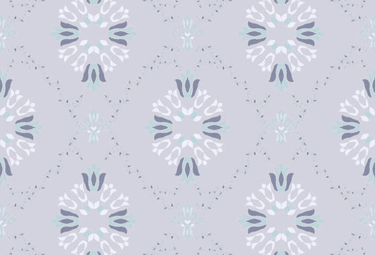 Papel tapiz con patrón de rosetones florales estilo damasco en fondo lavanda con blanco y menta.