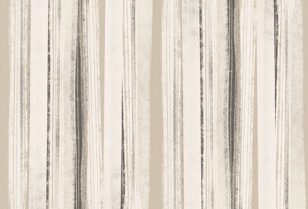 Papel tapiz Route con diseño de líneas y trazos verticales texturados en tonos beige, arena y carbón.