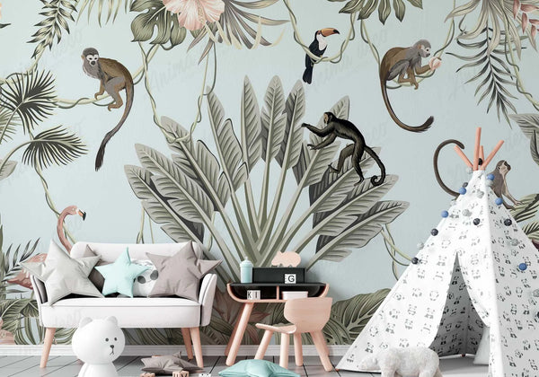 Papel tapiz infantil con monos trepando lianas, tucán y hojas tropicales en fondo verde claro.