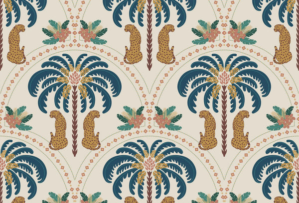 Papel tapiz con patrón de leopardos, palmeras azul petróleo y flores sobre fondo crema para pared.