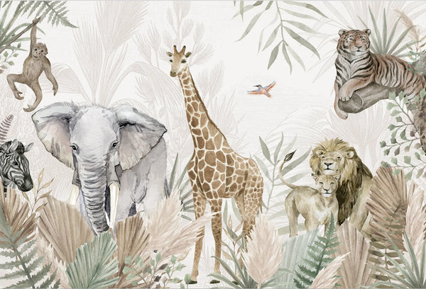 Papel tapiz mural safari infantil con elefante, jirafa, leones y follaje en tonos beige y verde salvia.