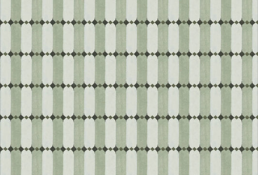 Papel tapiz con patrón geométrico vertical en tonos verde salvia, blanco crema y pequeños rombos oscuros.