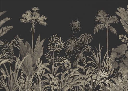Papel tapiz mural con follaje de palmeras y plantas tropicales en tonos grises sobre fondo negro elegante.