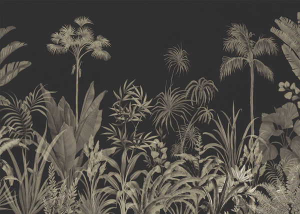 Papel tapiz mural con follaje de palmeras y plantas tropicales en tonos grises sobre fondo negro elegante.