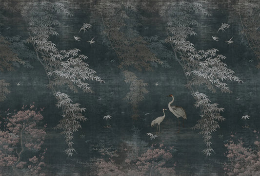 Papel tapiz mural estilo oriental con grullas, follaje de bambú y flores en fondo azul petróleo oscuro.