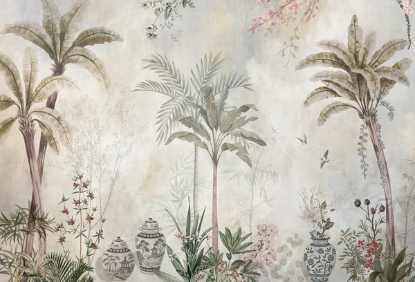 Papel tapiz mural estilo chinoiserie con palmeras, flores suaves y jarrones de porcelana clásica en tonos neutros.
