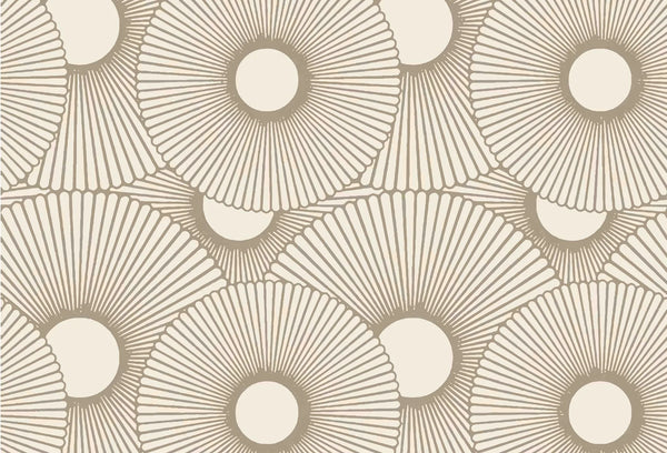 Papel tapiz con patrón geométrico de soles y abanicos radiales en beige y crema.