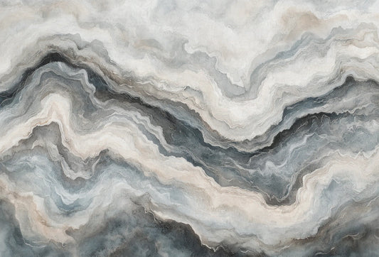 Papel tapiz con diseño de estratos de piedra y vetas fluidas en tonos gris pizarra, crema y carbón.