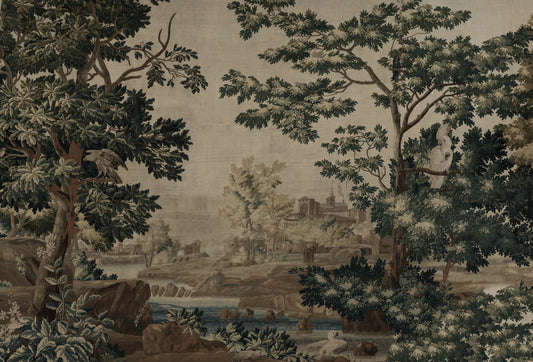 Papel tapiz estilo tapiz vintage con frondosos árboles, aves exóticas y río en tonos verde y beige.