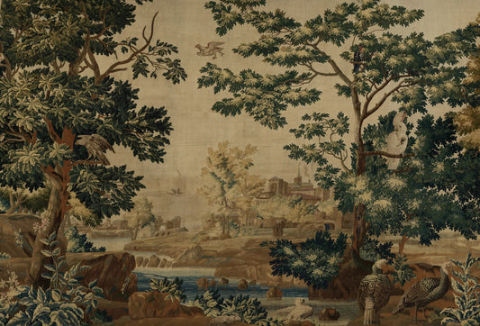 Papel tapiz mural estilo tapiz clásico europeo con árboles verdes, río y aves exóticas sobre fondo beige.