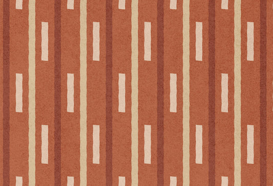 Papel tapiz con diseño de rayas verticales texturizadas en tonos terracota, lacre y crema para decoración de paredes.