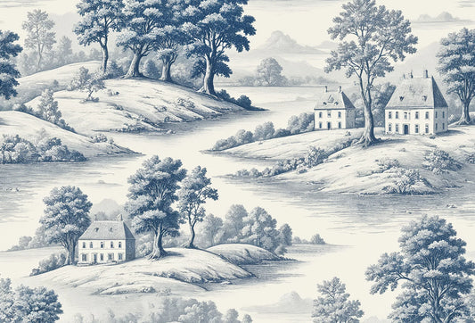 Papel tapiz estilo Toile de Jouy con grabado de paisaje campestre y casas en azul y fondo crema.