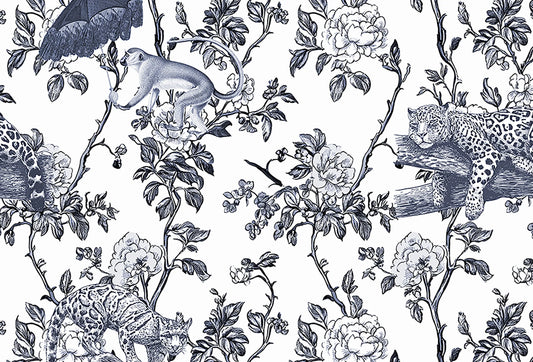 Papel tapiz con diseño Toile de Jouy en azul marino sobre blanco con leopardos, monos con sombrillas y flores.