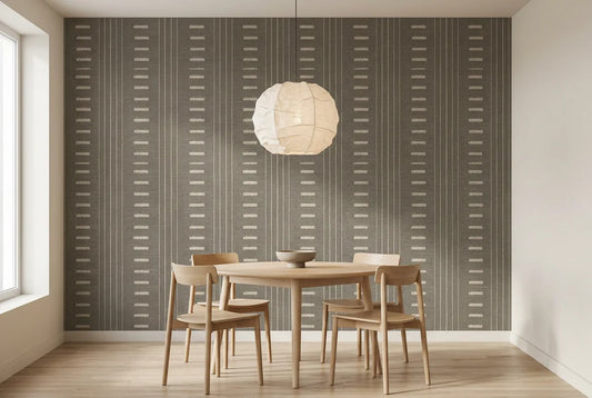 Papel tapiz Trama Beige Empapelados y Patrones instalado en un comedor luminoso