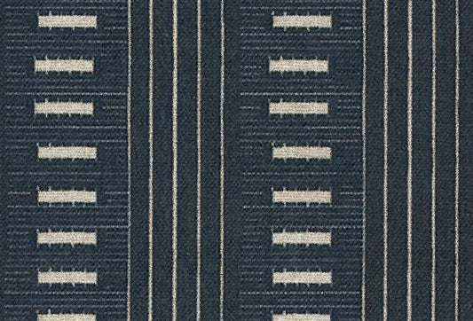Papel tapiz con diseño textil geométrico de líneas verticales y bloques beige sobre fondo azul índigo.