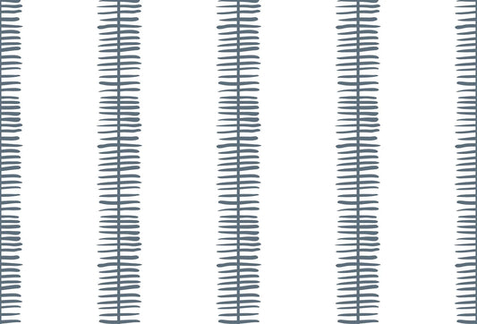 Papel tapiz con franjas verticales formadas por trazos azul pizarra sobre fondo blanco minimalista.