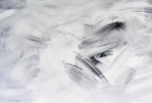 Papel tapiz con diseño artístico de pinceladas abstractas en tonos blanco, gris y detalles en carbón.