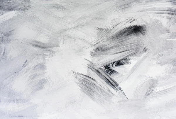 Papel tapiz con diseño artístico de pinceladas abstractas en tonos blanco, gris y detalles en carbón.