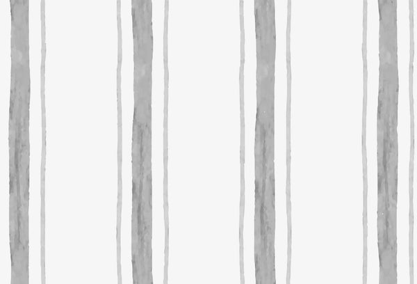 Papel tapiz con patrón de líneas verticales estilo acuarela en tonos gris sobre fondo blanco