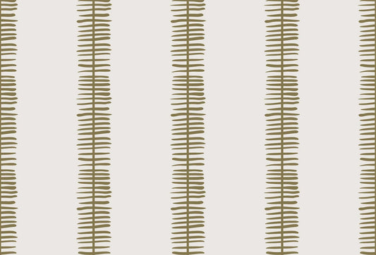 Papel tapiz con patrón de líneas verticales y trazos en beige y verde oliva sobre fondo crema suave.
