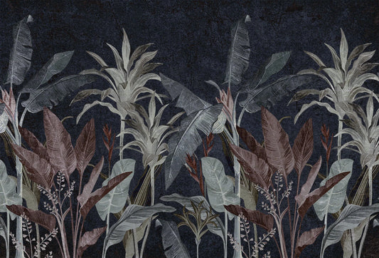 Papel tapiz mural con hojas tropicales y palmeras en tonos vino, verde salvia y gris sobre fondo oscuro.