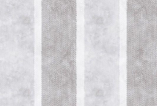 Papel tapiz con diseño de rayas verticales en textura espiga gris y bandas blancas sutiles.