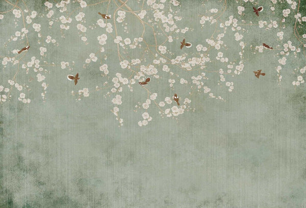 Papel tapiz mural con ramas de flores blancas y aves sobre fondo verde salvia texturizado estilo vintage.