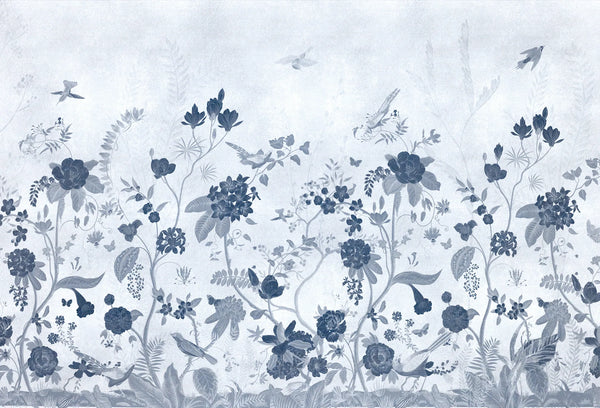 Papel tapiz mural estilo victoriano con flores, ramas y aves en tonos azul índigo sobre fondo claro