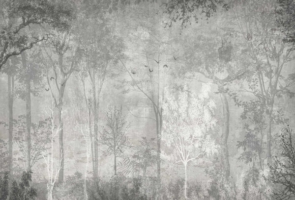 Papel tapiz mural con paisaje de bosque brumoso en tonos grises, árboles y aves en vuelo.