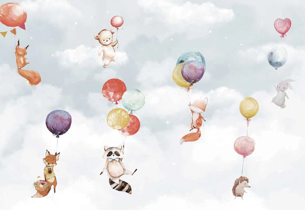 Papel tapiz infantil con tiernos animales del bosque flotando con globos en acuarela sobre un cielo nublado.