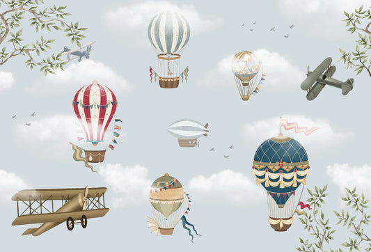 Papel tapiz infantil con globos aerostáticos, aviones vintage y nubes en tonos celeste y tierra sobre la pared.